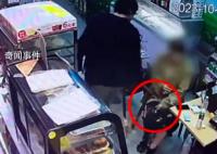 女孩在便利店突遭外籍男子泼剩饭 目前正在处理此事