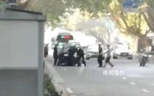 郑州一男子在马路上挥刀 警方回应
