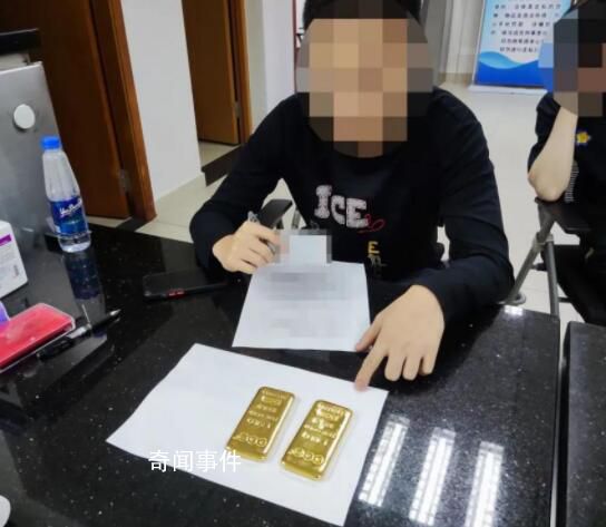 男子鞋底藏2块金条闯关 步伐沉重露馅