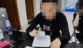 男子鞋底藏2块金条闯关 步伐沉重露馅