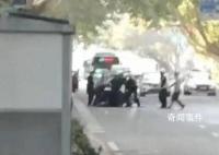 郑州一男子在马路上挥刀 警方回应