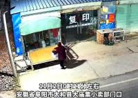 老人深夜将女婴遗弃在小卖部门口