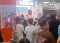 学生吐槽蜜雪店主3岁儿子掀女生裙子 目前警方已介入