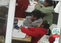 教育局回应学生被后桌夹挤拽头发 引发了众多网友的关注和愤怒