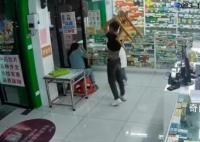 男子在药店和街头暴打女子 正在依法处理中