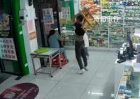 男子在药店殴打女友已被拘 引发关注