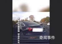 奥迪轿车恶意别车被撞进绿化带 这起事故引起了网友的广泛关注和热议