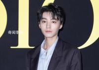 王俊凯问校门口的大哥还认不认得他 这一消息引发了众多粉丝的关注和感慨