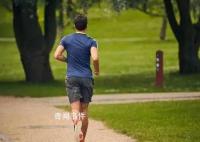 男子跑步成瘾留女儿在车内数小时 已经到达成瘾的状态