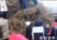 陕西村民抬棺上山不慎滑倒被压棺底