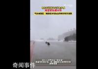 东北风雪天有多猛?市民手牵手被吹翻