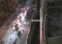 球馆坍塌 家长哭喊“我儿子在里面”