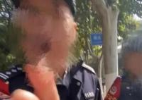 记者采访疑遭警察抢手机 当地回应