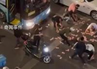 厦门街头散落大量百元钞票 引来了众多人涌上街头