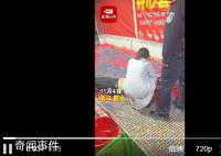 顾客套中3只大鹅 老板耍赖装晕倒
