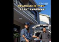 小伙离职后驻岛当起水獭铲屎官