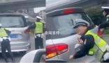 交警帮市民推车无奈大喊:莫踩刹车