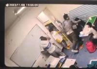 培训机构老师殴打学生 被警方控制