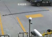 男子意外碾死躺闸杆下老太被判无罪 本案驾驶员二审宣判无罪