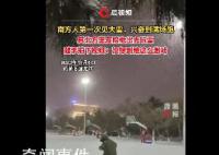 南方女生穿泳装在雪地里“游泳”