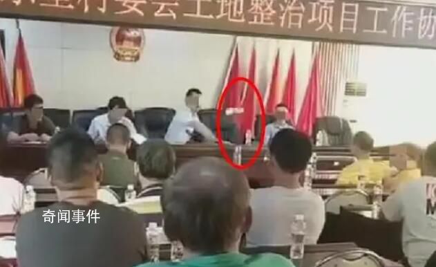 镇长砸水瓶遭村民拍桌回怼?当地回应