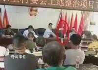 镇长砸水瓶遭村民拍桌回怼?当地回应