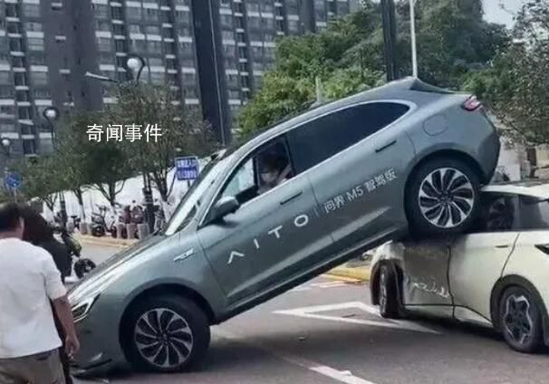 问界M5撞后车 余承东:客户误踩油门