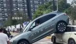 问界M5撞后车 余承东:客户误踩油门