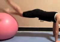 6岁女孩1分钟用腿拍瑜伽球200次 为了增强自己的核心和腿部力量