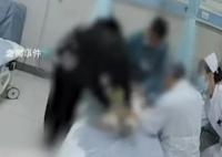 婴儿手指被扶梯夹断民警紧急救助