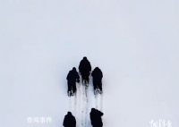 消防员雪地模拟火箭发射 连骨子里都是为了保家卫国