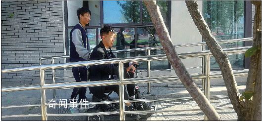 17岁少年照顾脑瘫同学近5年 说服父母不用担心帮助同学不会耽误学习