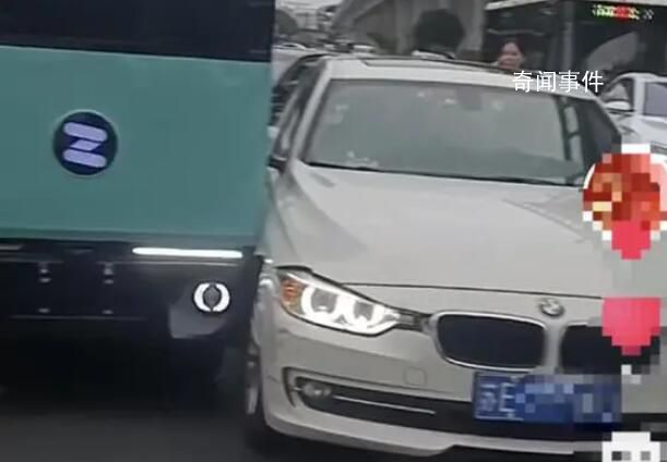 街头无人快递车变道与宝马擦碰 已和宝马车主协商处理结束
