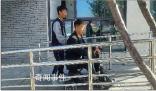 17岁少年照顾脑瘫同学近5年 说服父母不用担心帮助同学不会耽误学习