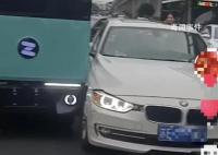 街头无人快递车变道与宝马擦碰 已和宝马车主协商处理结束
