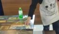 店员将顾客吃剩的小料倒回小料区