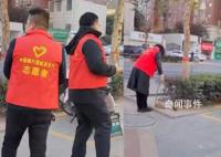 银行员工穿志愿者服扫大街被指摆拍 许多人质疑工作人员摆拍作秀