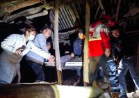 家属称老人已去世民警多看一眼救回