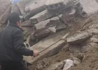 耕地被盗采砂石挖出足球场大坑 警方已介入调查