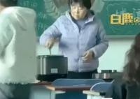 老师课上带学生炖药膳鸡汤