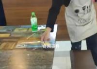 店员将顾客吃剩的小料倒回小料区