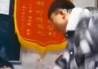 内蒙古一教师捶打学生被停职