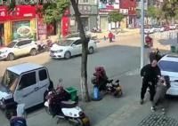 河南一男子当街推倒孕妇 当地警方已经介入调查