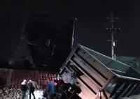 河南一货车与火车相撞 货车司机身亡