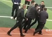 学生被扇打后强制带离?官方回应