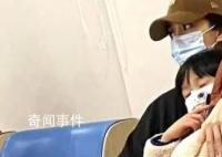 Angelababy深夜带儿子看急诊 看上去有些憔悴