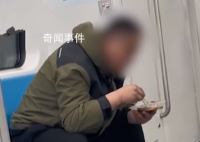 男子地铁车厢内吃饭 吐一地鱼骨头