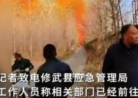 河南一企业爆炸天空布满橙色烟雾 伴有刺鼻气味