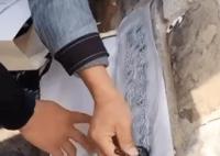两男子拍打拓印南京古城墙字迹 引发网友质疑