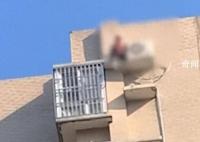 老人欲跳楼轻生 女子大喊跳下来啊
